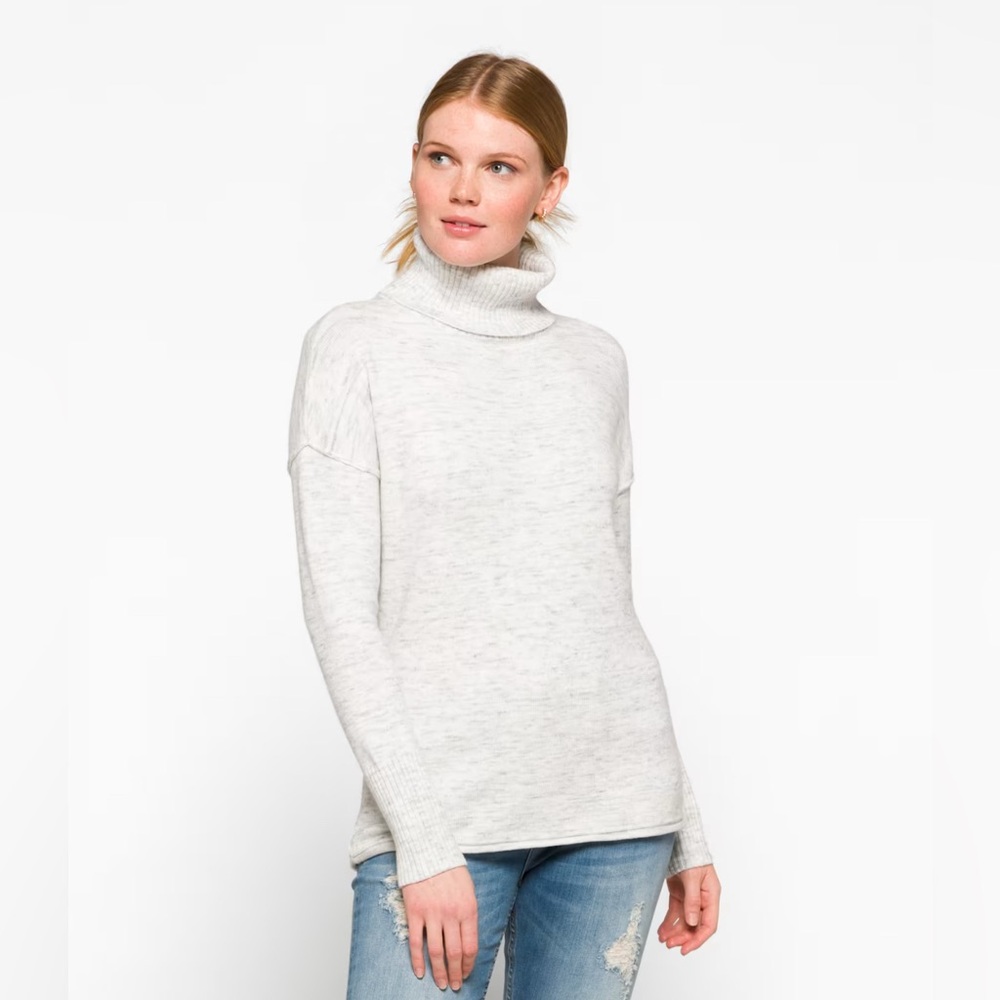 RD Style Light Gray Turtleneck Sweater